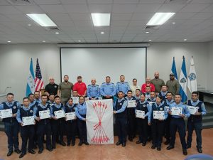 Funcionarios Policiales se capacitan en técnicas de disparo avanzadas.